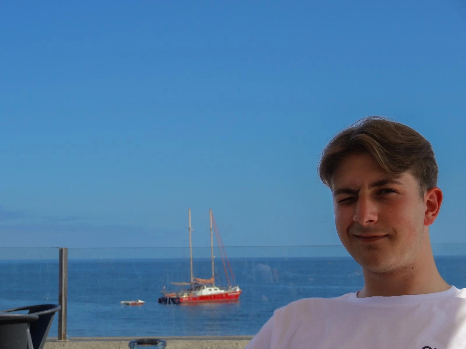 Jonathan die knipoogt naar de camera