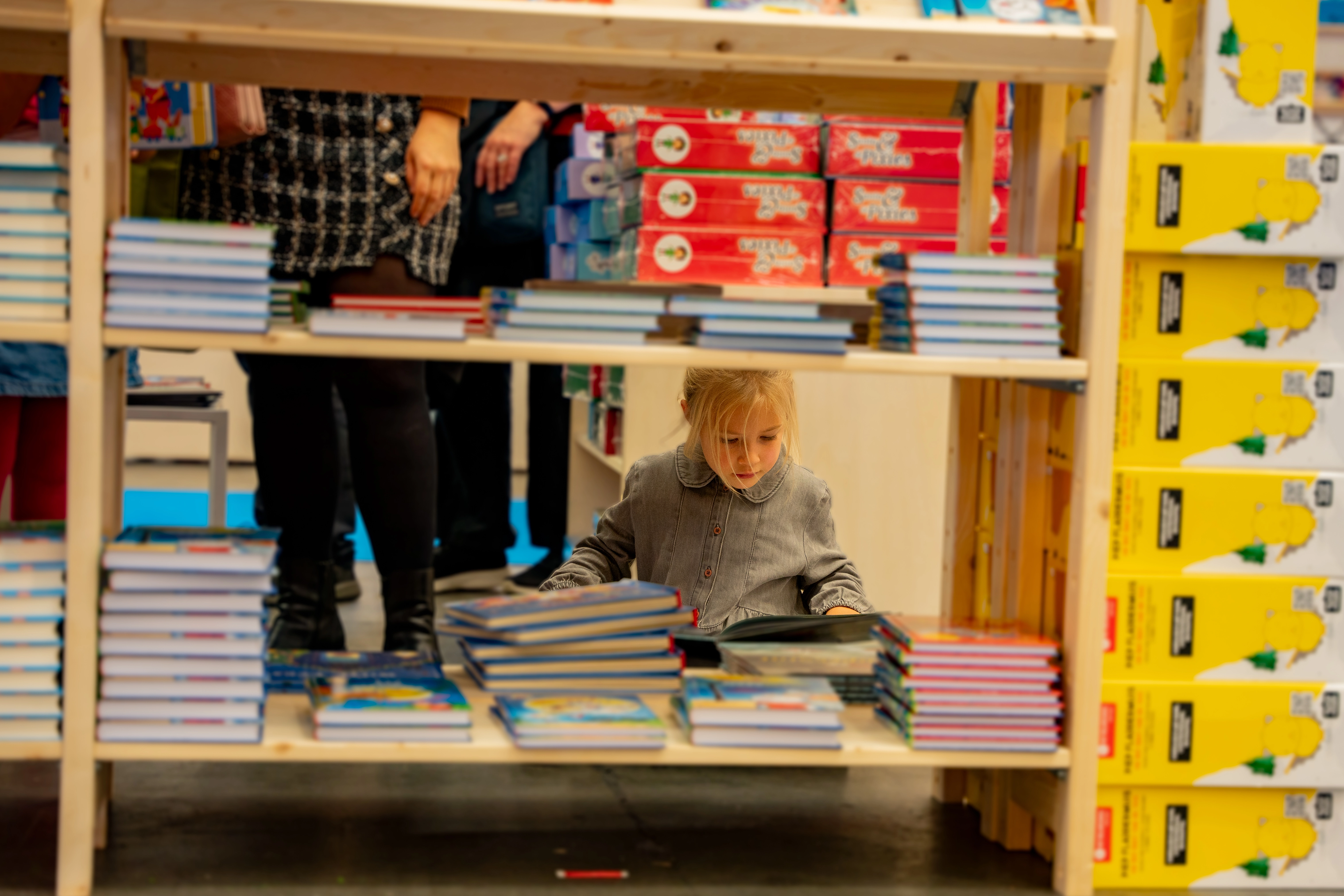 een meisje tussen de boekenrekken